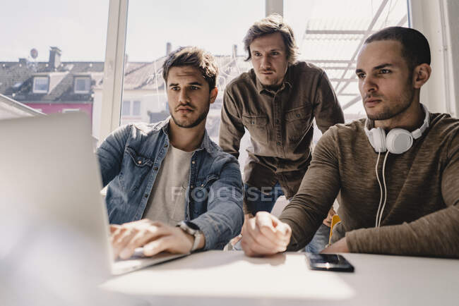 Jovens empresários que têm uma reunião no seu negócio de arranque — Fotografia de Stock