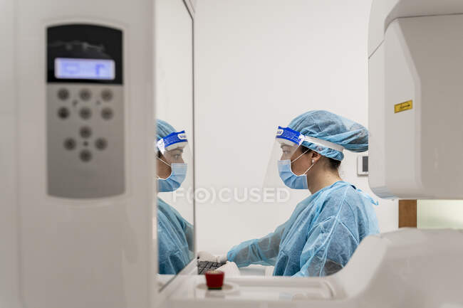 Infirmière travaillant sur ordinateur à la clinique — Photo de stock