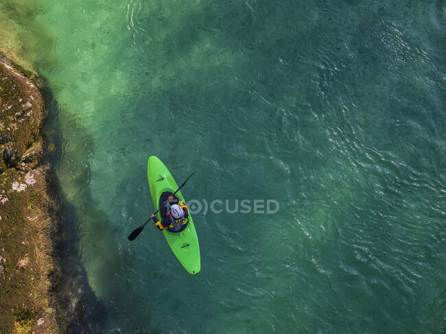Eslovenia, Kayaker en el río Soca - foto de stock
