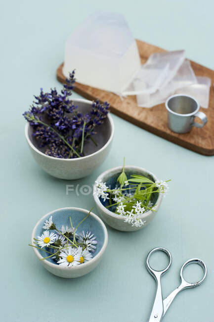 Приготування різних польових квітів і глиняного матеріалу для домашнього мила. — стокове фото