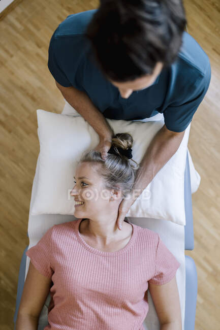 Fisioterapista che somministra trattamento a pazienti di sesso femminile — Foto stock