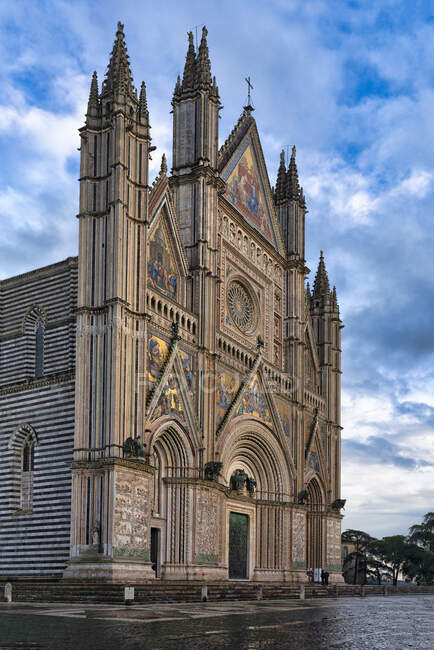 Italy, Umbria, Orvieto, Facade of Orvieto Cathedral — стокове фото