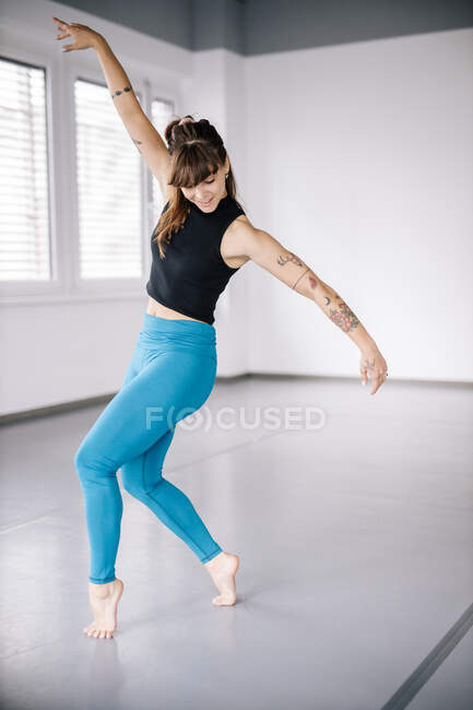 Junge Ballerina tanzt im Ballettstudio — Stockfoto