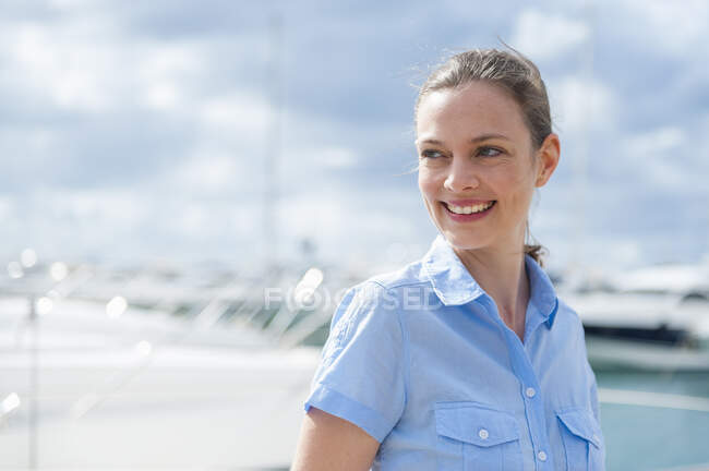 Портрет счастливой женщины на пристани для яхт, Майорка, Испания — стоковое фото