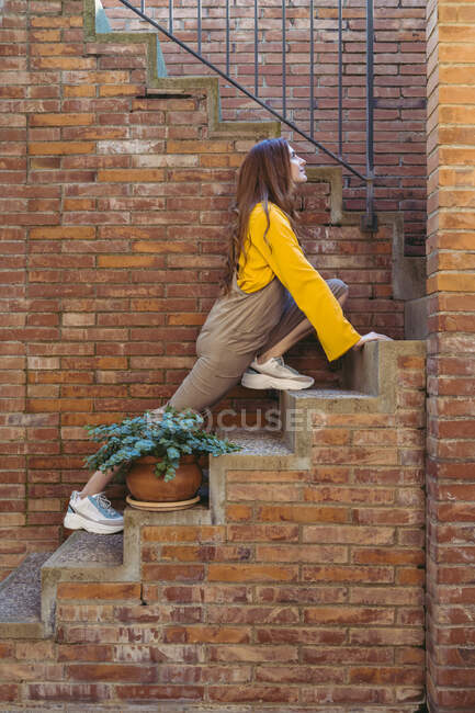 Giovane donna che si esercita sulle scale — Foto stock