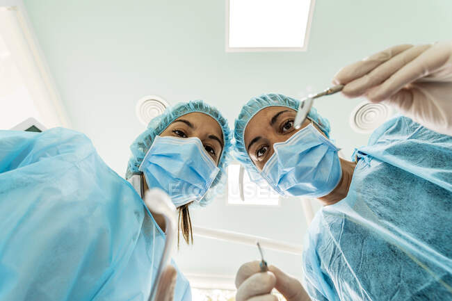 Стоматолог і медсестра, які працюють у клініці. — стокове фото