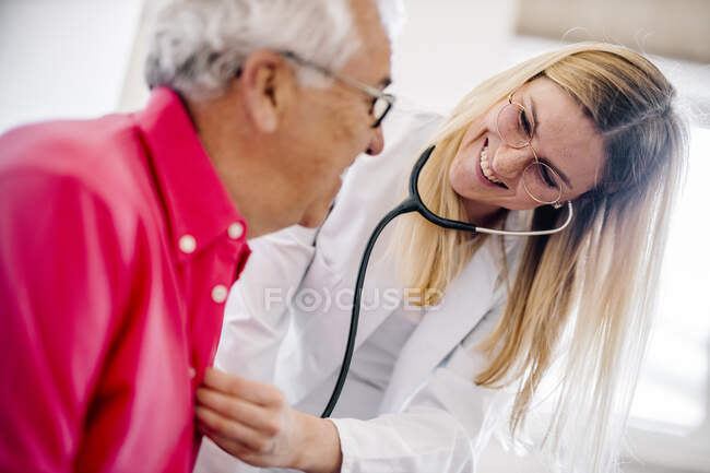 Ärztin untersucht Seniorin in Klinik — Stockfoto