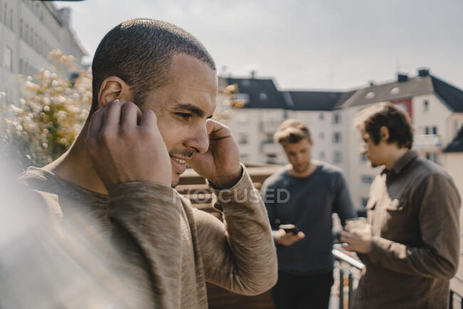 Giovani imprenditori brainstorming su una terrazza sul tetto — Foto stock