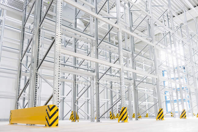 Armazém de rack alto vazio em uma fábrica — Fotografia de Stock
