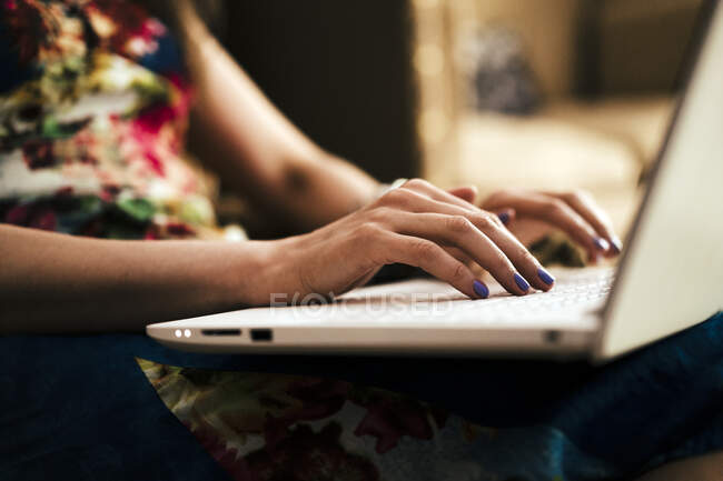 Close-up das mãos da mulher usando laptop em casa — Fotografia de Stock