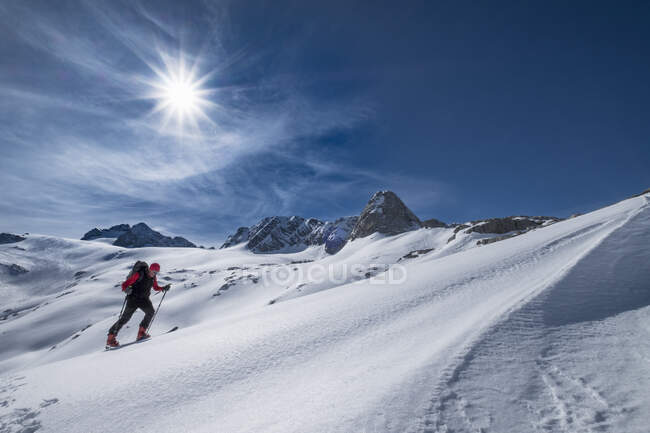 L'uomo che sciava sulla neve ha coperto la montagna di Dachstein contro il cielo durante la giornata di sole, Austria — Foto stock