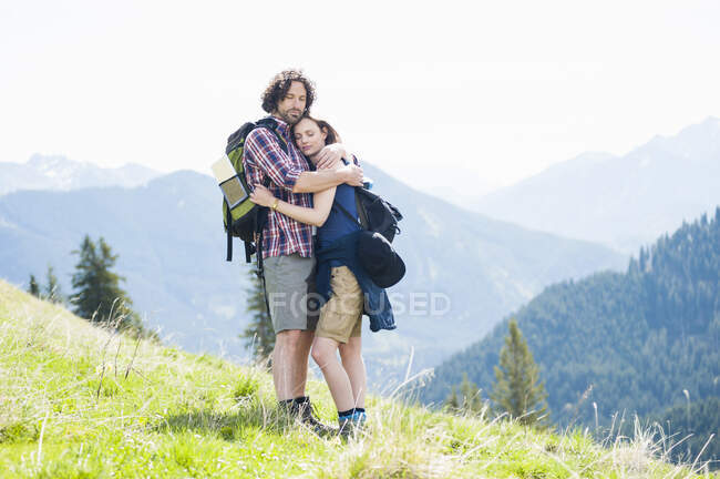 Coppia di abbracci sul prato in estate, Wallberg, Baviera, Germania — Foto stock