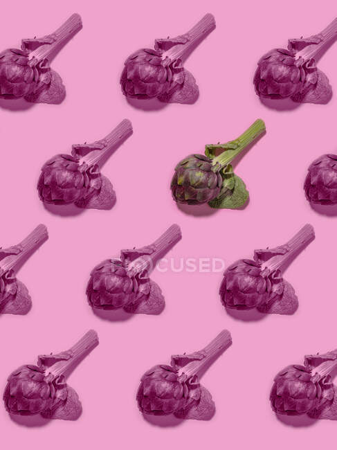 Pattern of artichoke heads against pink background — Stock Photo