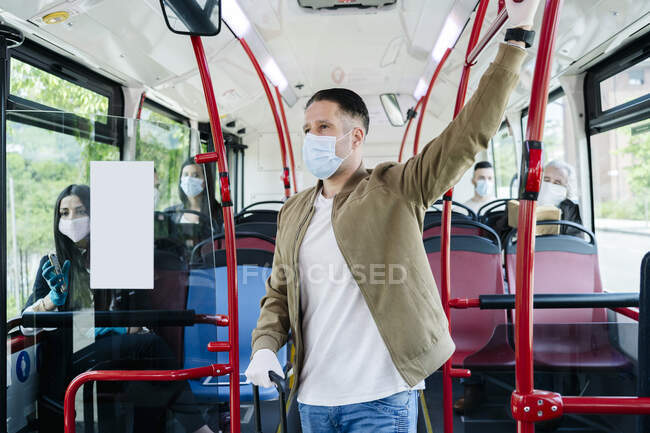 Passagers portant un masque de protection dans un bus public, Espagne — Photo de stock