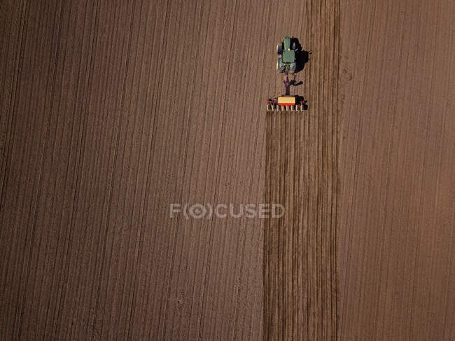 Rusia, Vista aérea del tractor arando campo marrón - foto de stock