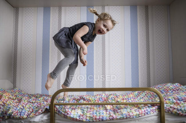 Весела дівчина стрибає вдома — стокове фото