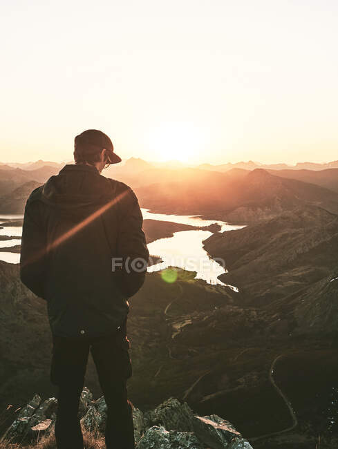 Turista masculino em pé na montanha durante o nascer do sol, Leon, Espanha — Fotografia de Stock