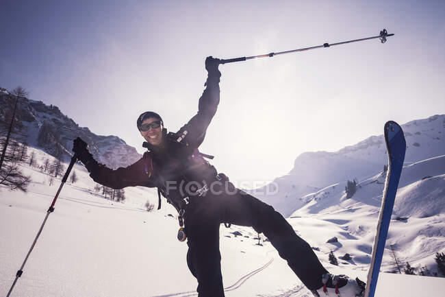 Человек, наслаждающийся катанием на лыжах по снежному ландшафту в Аченкирхе, Тироль, Австрия — стоковое фото