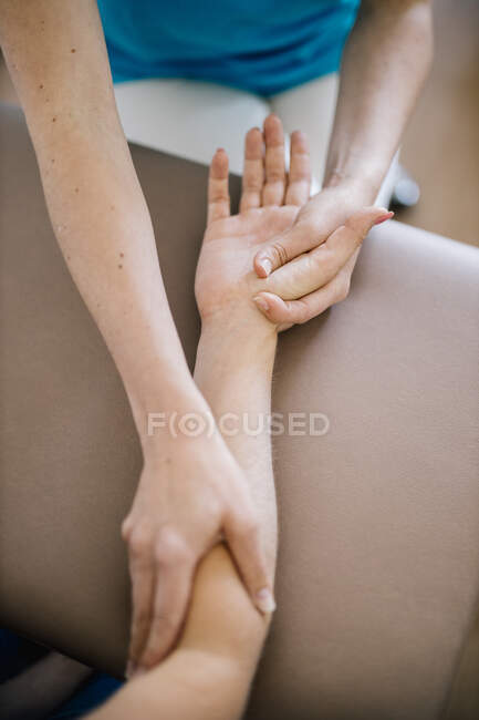 Fisioterapista femminile che fa un massaggio alla paziente, da vicino — Foto stock