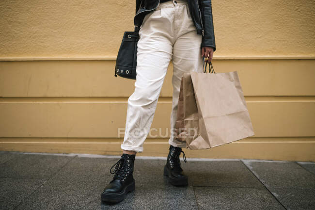 Crop view of woman with shopping bags in the city — Stock Photo