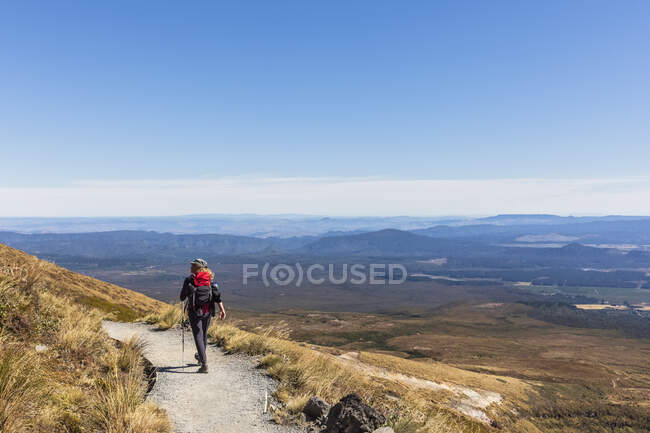 New Zealand, North Island, Clear sky over backpacker hiking in North Island Volcanic Plateau — Stock Photo