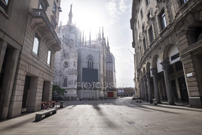 Italia, Milano, Corso Vittorio Emanuele II strada con Duomo di Milano sullo sfondo durante l'epidemia del COVID-19 — Foto stock