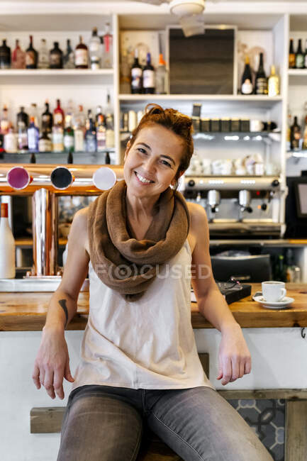 Ritratto di donna sorridente in caffetteria — Foto stock
