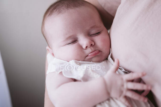 Bebe Fille Mignonne Portee Par La Mere A La Maison Adultes Visage Stock Photo