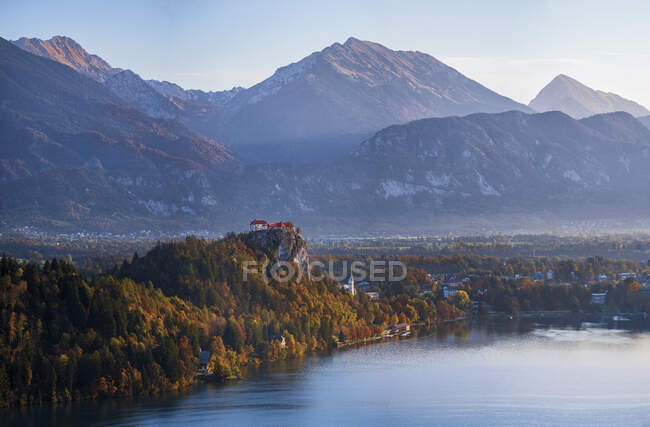 Slovénie, Haute Carniole, Bled, Château de Bled surplombant la ville au bord du lac à l'aube brumeuse — Photo de stock
