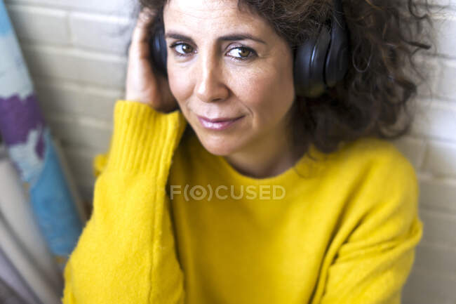 Ritratto di donna sorridente che ascolta musica con le cuffie — Foto stock