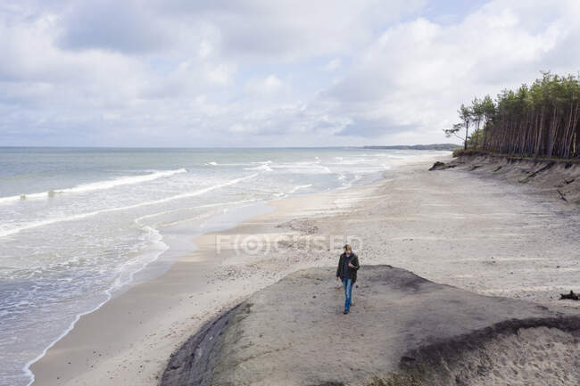 Russia, Kaliningrad Oblast, Zelenogradsk, Man walking along sandy coast beach of Baltic Sea — Foto stock