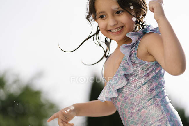 Ritratto di bambina felice in costume da bagno all'aperto — Foto stock