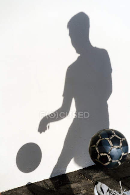 Ombre d'un homme s'entraînant avec le football — Photo de stock