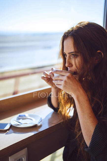 Ragionevole donna d'affari che beve caffè all'aeroporto caffè — Foto stock