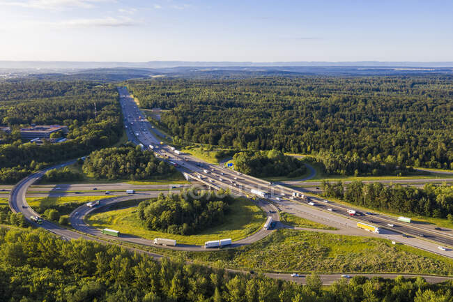 Deutschland, Baden-Württemberg, Stuttgart, Luftaufnahme des Verkehrs auf der A8 — Stockfoto
