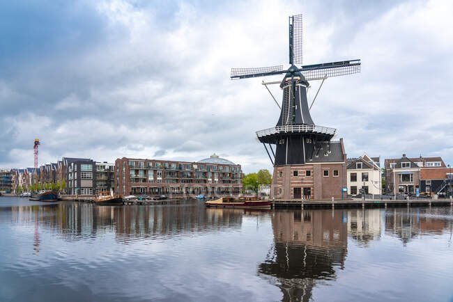 Paesi Bassi, Olanda settentrionale, Haarlem, Canale di Spaarne e mulino a vento De Adriaan — Foto stock