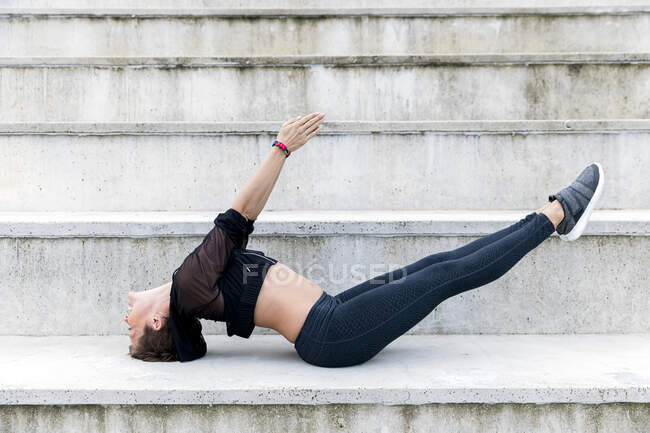 Спортивная женщина во время тренировки на лестнице — стоковое фото
