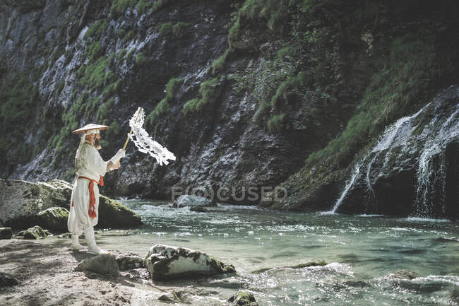 Monaco europeo yamabushi in tradizionale abito shugendo fa cerimonia dell'acqua con gohei — Foto stock
