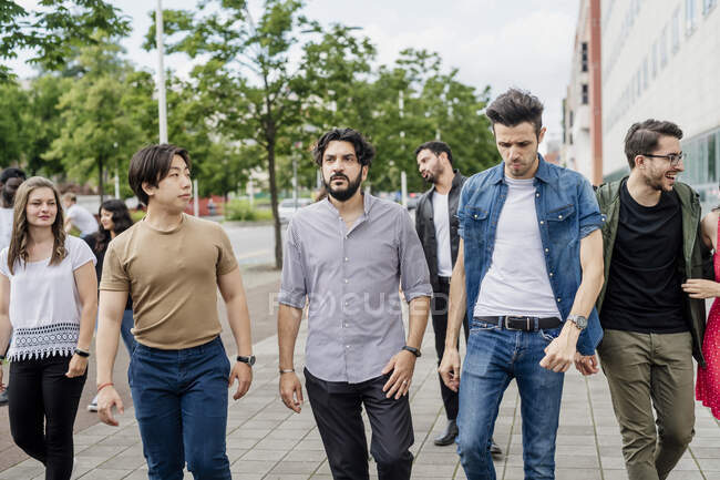 Female and male friends hanging out in city — Stock Photo