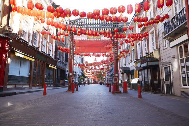 Calle con una linterna roja y blanca, estilo chino. - foto de stock
