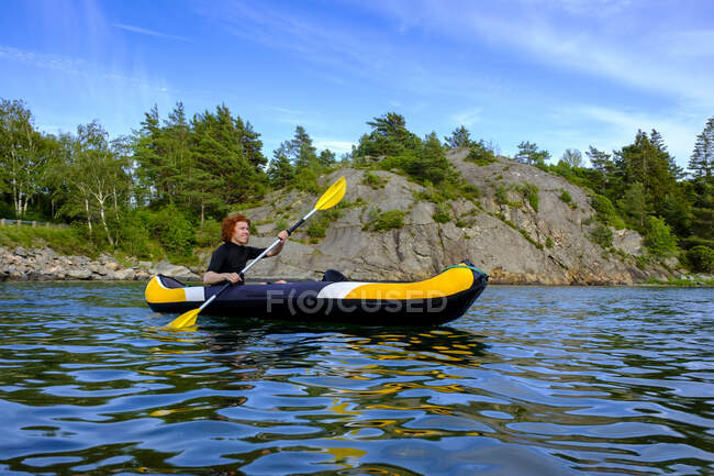 Suède, Vastra Gotaland County, Kyrkesund, kayak pour adolescents près de la côte de Lilla Askeron île — Photo de stock