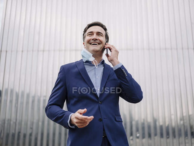 Heureux homme d'affaires mature avec masque protecteur au téléphone — Photo de stock