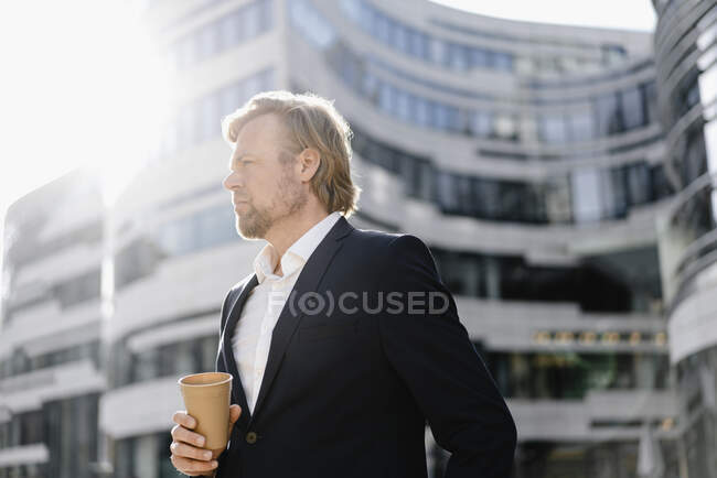 Бізнесмен з кавою в місті. — стокове фото
