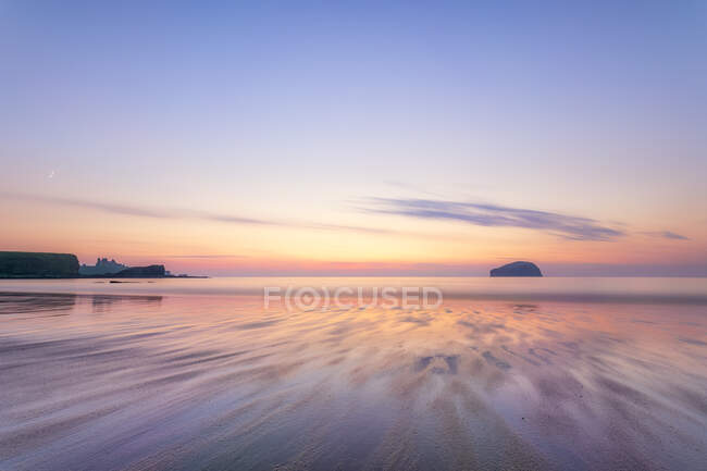 Reino Unido, Escocia, North Berwick, Seacliff Beach al atardecer - foto de stock