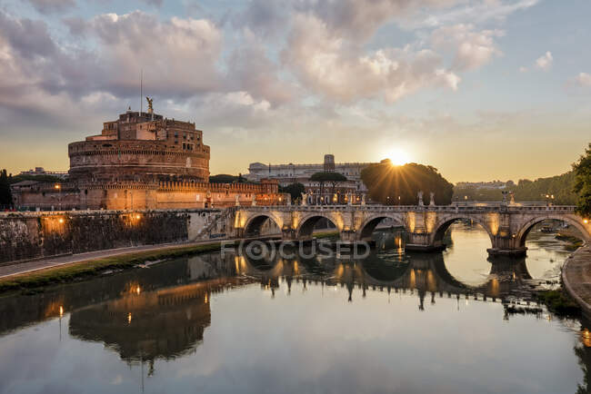 Italia, Roma, Castel Sant Angelo e Ponte Sant Angelo al tramonto — Foto stock