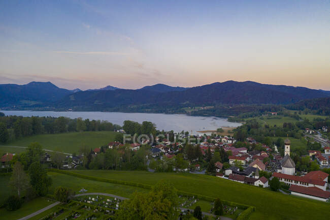 Німеччина, Баварія, Верхня Баварія, Ґмунд-на-Тегернзе, Село і озеро на світанку. — стокове фото