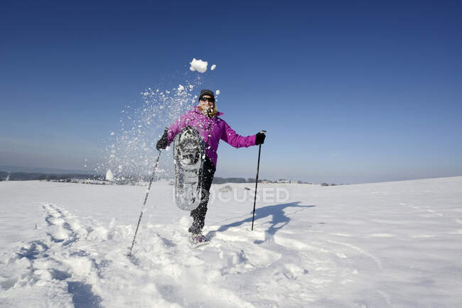 Caminante hembra pateando nieve hacia la cámara - foto de stock