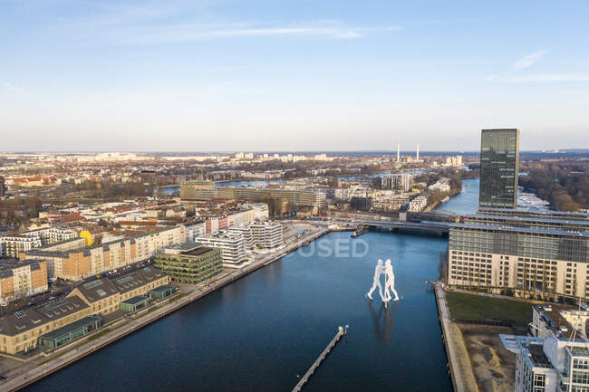 Alemania, Berlín, Vista aérea de la molécula Hombre escultura de pie en medio del río Spree canal - foto de stock