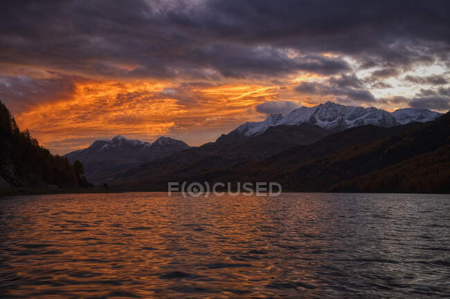 Svizzera, Cantone dei Grigioni, Saint Moritz, Lago di Sils all'alba drammatica — Foto stock