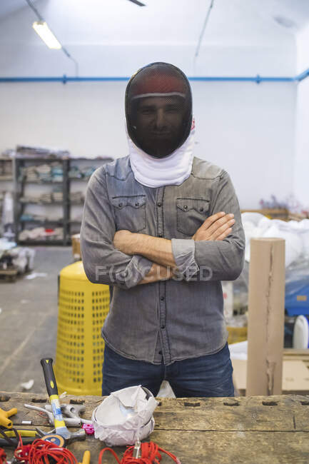 Homem usando máscara de esgrima em uma oficina — Fotografia de Stock